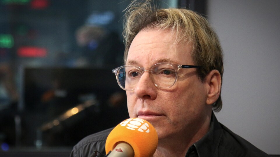 Jean Gaudreau, auteur, en studio