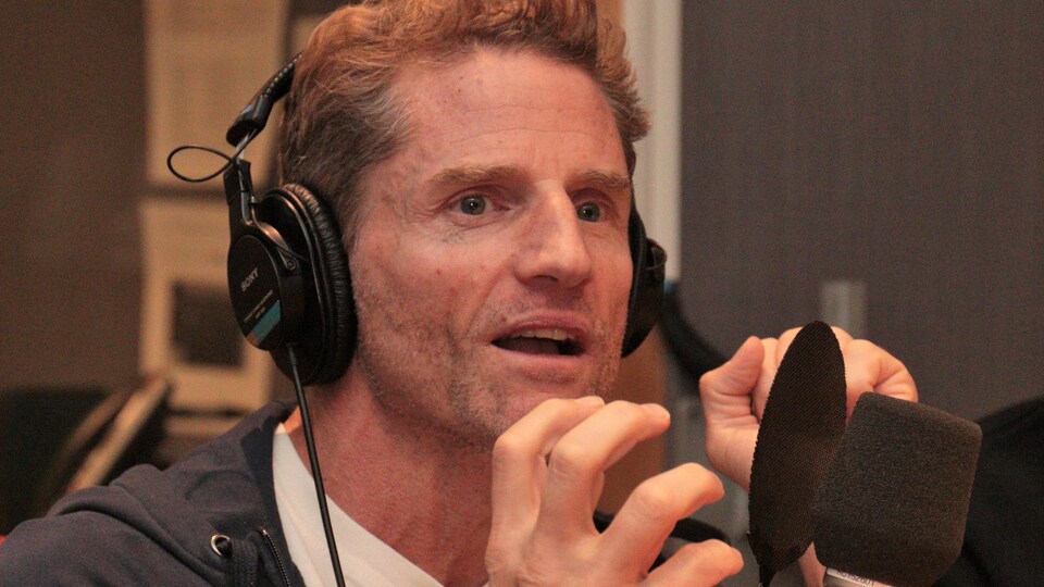 Jean-Marie Lapointe s'exprimant dans un studio de radio.