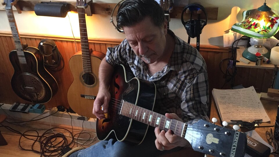 Jean-Marie Pit-Benoit, guitariste autodidacte de grand talent.