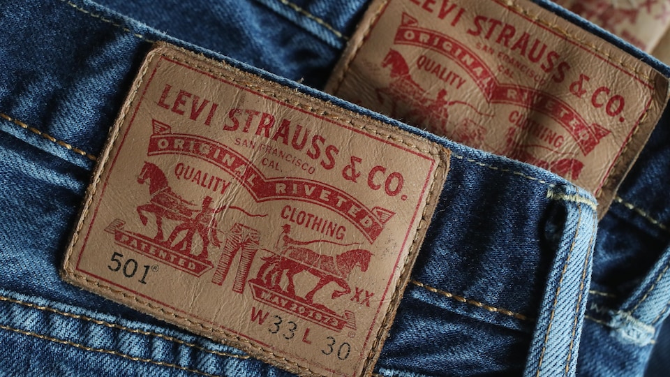 Photo de jeans Levi's avec l'étiquette arrière en premier plan.