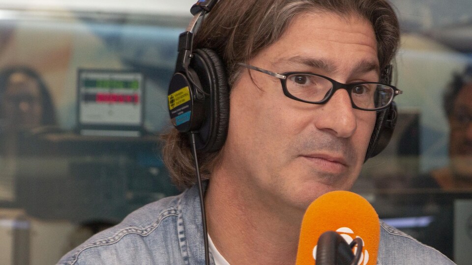 L'invité regarde devant lui.