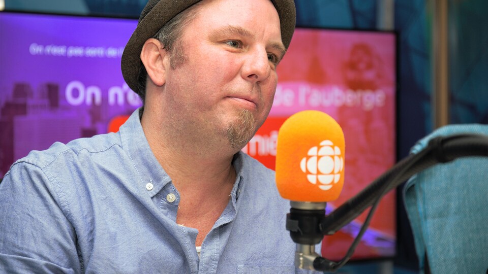 Le chef en entrevue à la radio