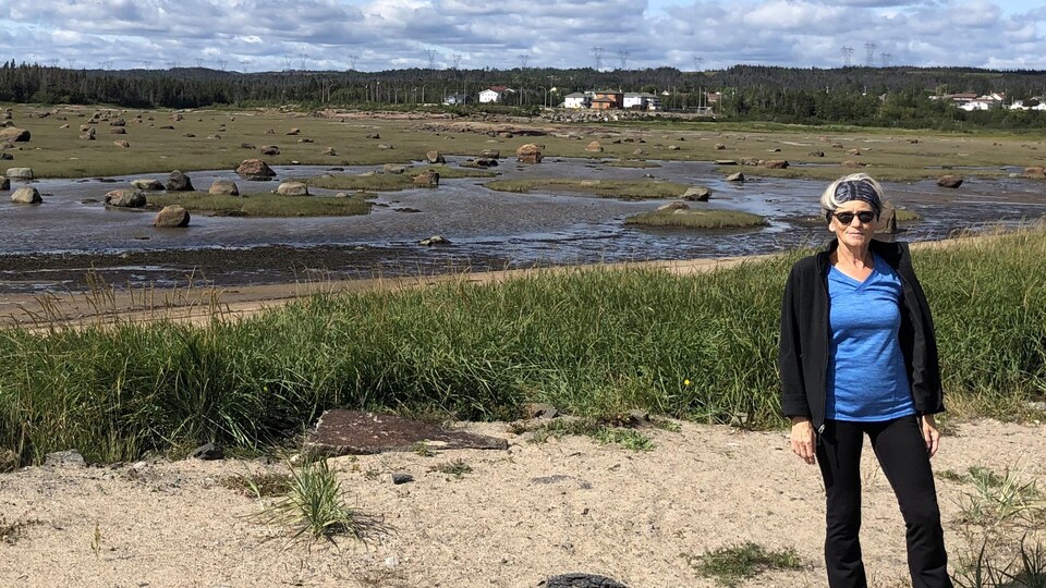 Jeannine Bouchard sur le bord de la mer