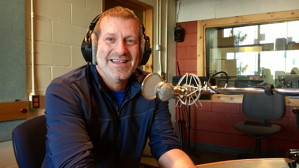 Jeannot Vich, Chairman of the Organizing Committee of the Orange de Sept-Îles Volleyball Championship, in the studio of the Radio-Canada Côte-Nord