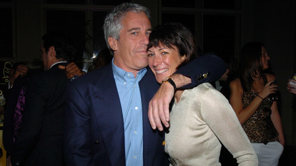 L'homme prend la femme par le cou.