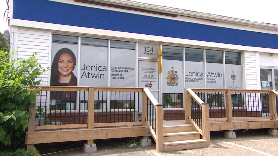 Photo de Jenica Atwin devant son bureau de circonscription.
