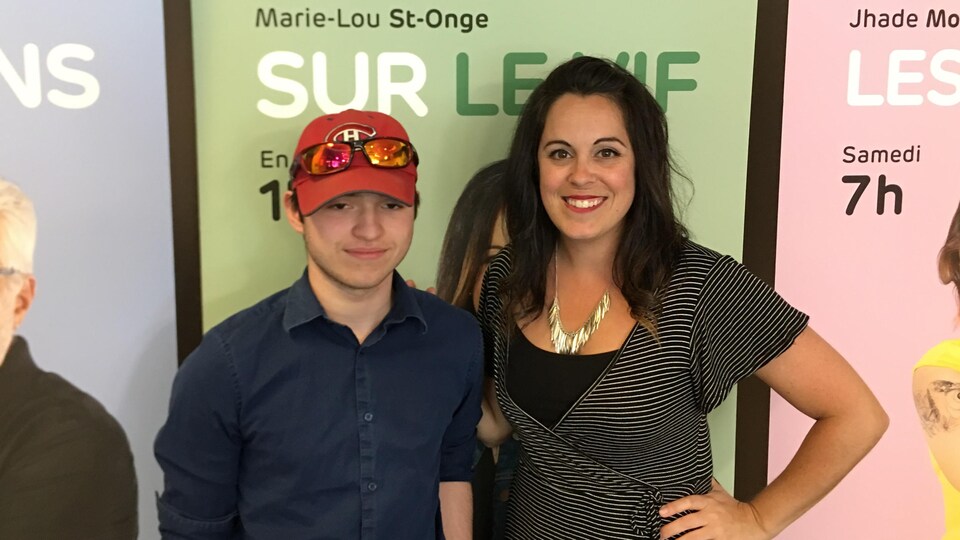 Le duo pose pour la caméra en souriant.