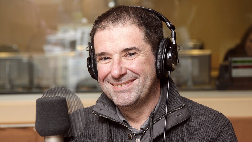 Le chef Jérôme Ferrer dans le studio 18 de Radio-Canada, souriant