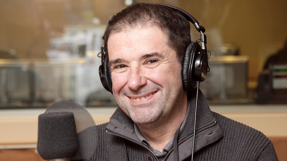 Le chef Jérôme Ferrer dans le studio 18 de Radio-Canada, souriant.