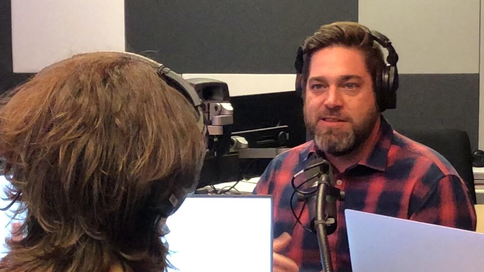 Le directeur adjoint du service aux étudiants du Cégep de Matane, Jérôme Forget, en studio.