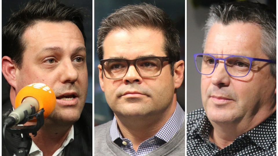 Trois hommes parlent au micro.