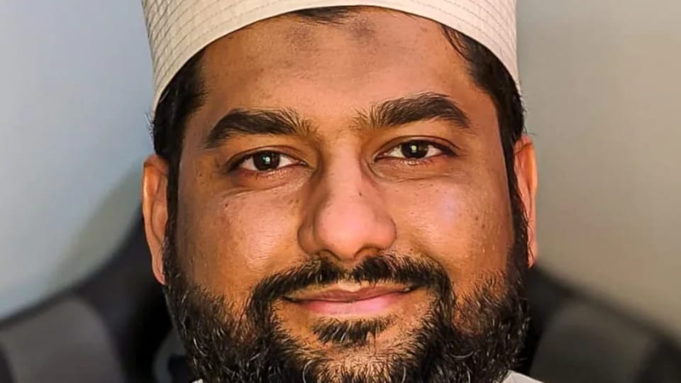 Plan rapproché du visage d'un imam.