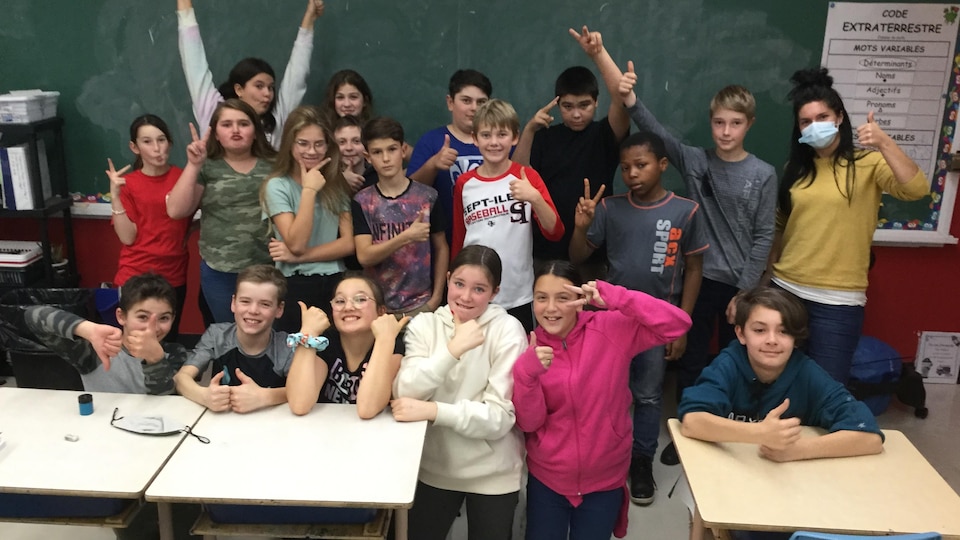 Des élèves de 6e année de l'école Gamache participant au projet Prête-moi ta plume, avec la biliothèque Louis-Ange Santerre de Sept-Îles.