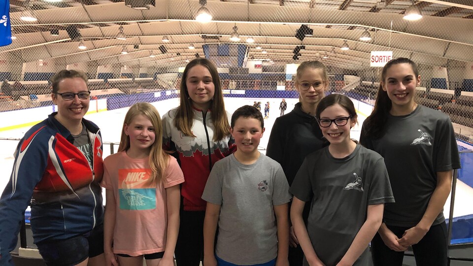 De jeunes patineurs de vitesse à Baie-Comeau dans l'aréna