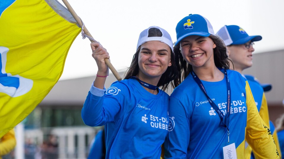 Deux jeunes athlètes portent un t-shirt sur lequel est inscrit Est-du-Québec.