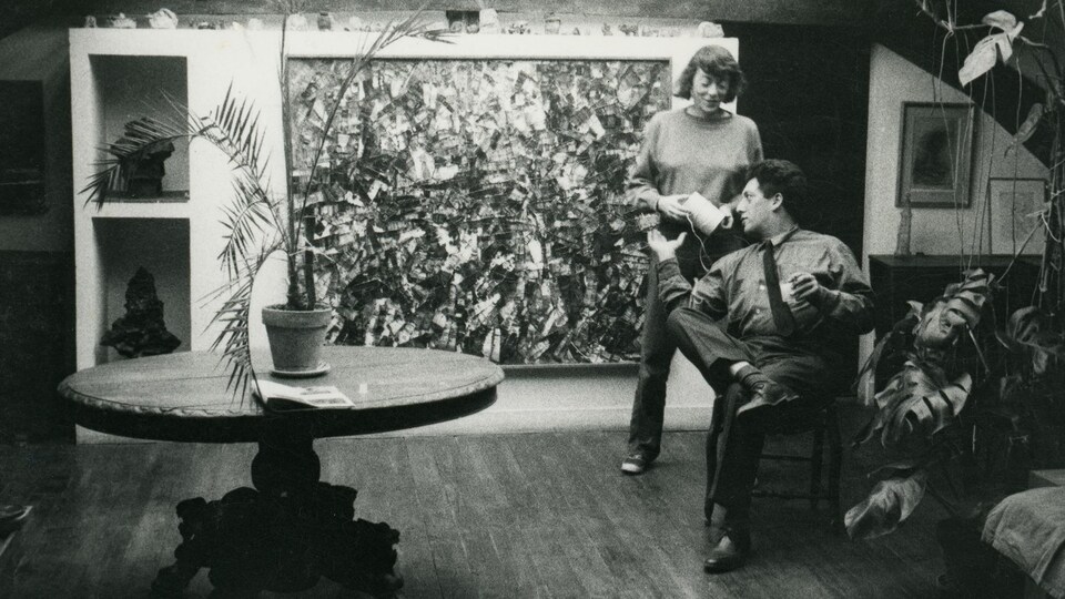 Joan Mitchell et Jean-Paul Riopelle dans le séjour de l’atelier-appartement de la rue Frémicourt, Paris, 1963.