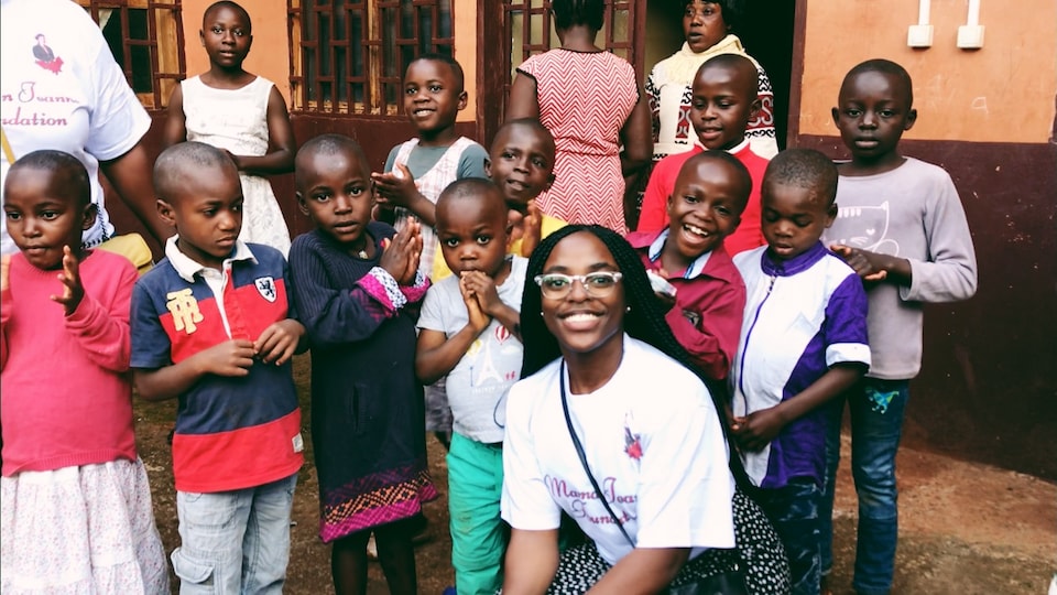 Joannie Fogue au milieu d'enfants, au Cameroon.