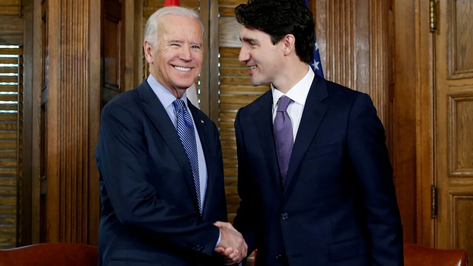 Kinamayan ni Joe Biden si Justin Trudeau.