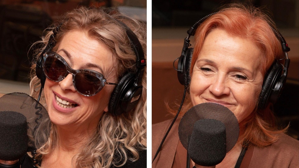 Deux femmes sourient devant un micro dans un studio de radio. 