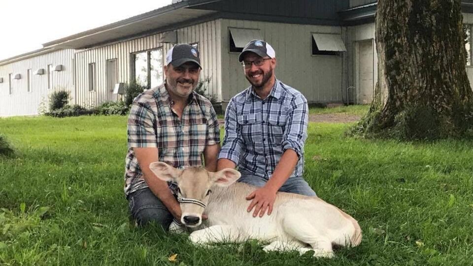 Joé Desjardins, directeur général de Fierté agricole et son conjoint Michel Desrochers possèdent une ferme laitière à Sainte-Croix, dans la région de Chaudière-Appalaches