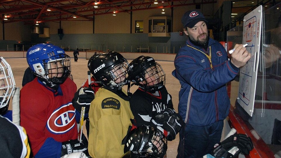 Joé Juneau et des jeunes du Nunavik lors d'un entraînement (archives)
