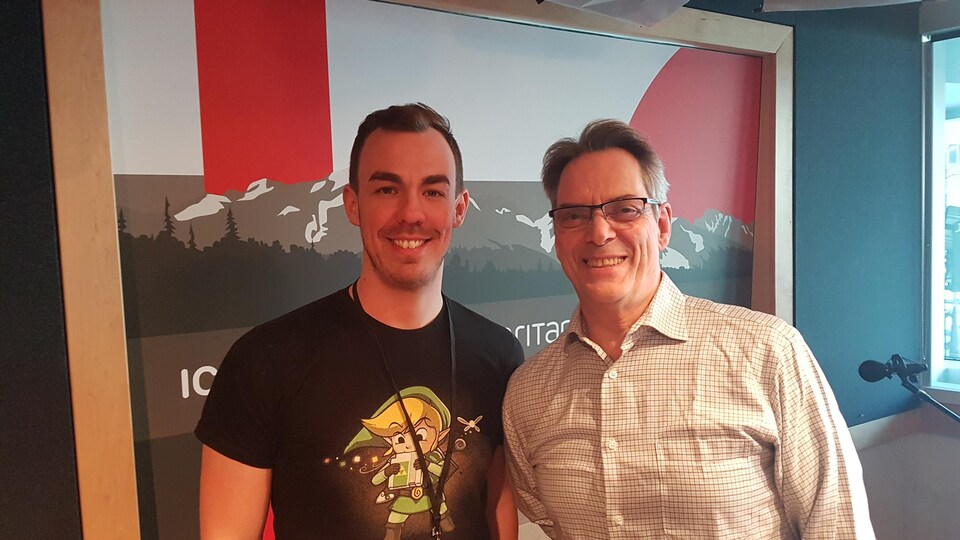 Deux hommes qui sourient dans un studio d'enregistrement.