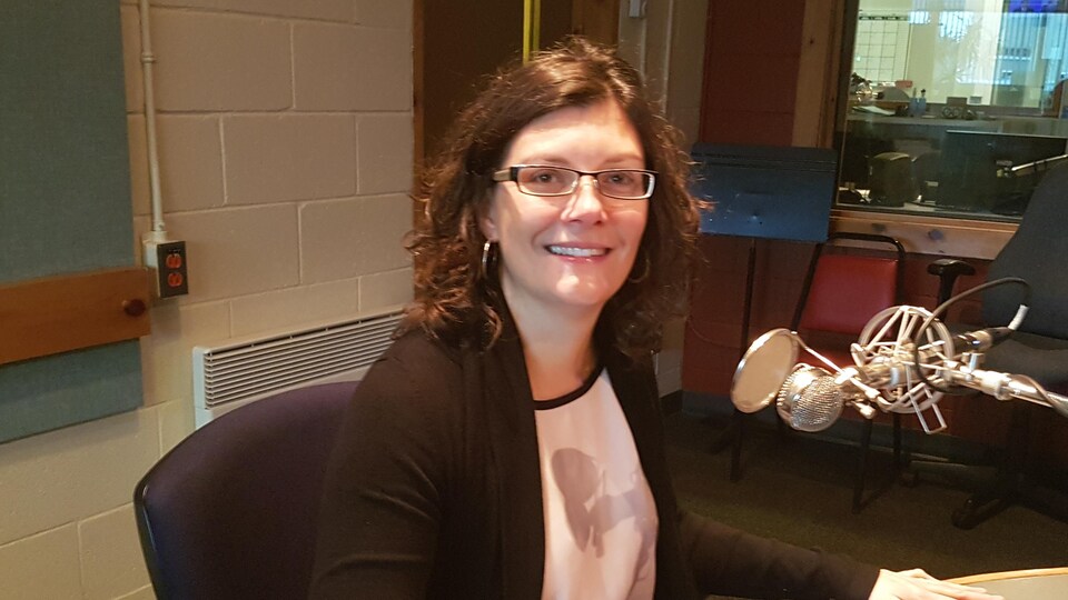 Johanne Michaud, de Gaspésie gourmande, en studio à Radio-Canada Côte-Nord
