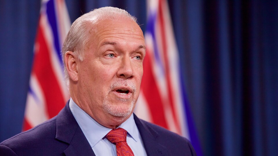 John Horgan en conférence de presse.