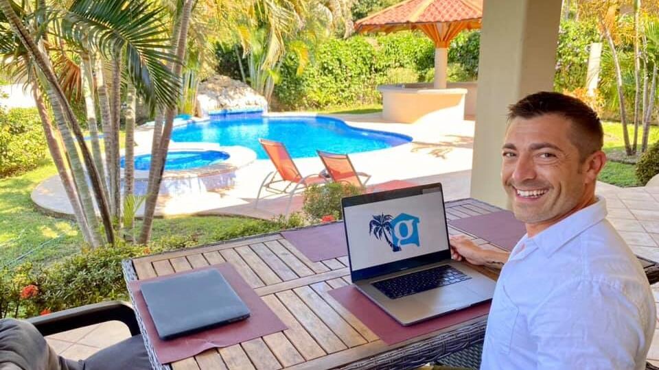 Jonathan Grandmont assis sur une terrasse.