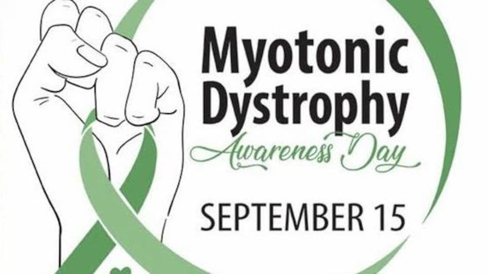 Un logo avec un poing tenant un ruban vert et le texte "Myotonic Dystrophy Awareness Day September 15".
