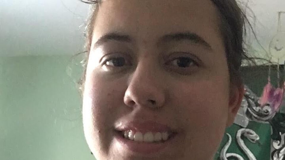 Une jeune souriante.