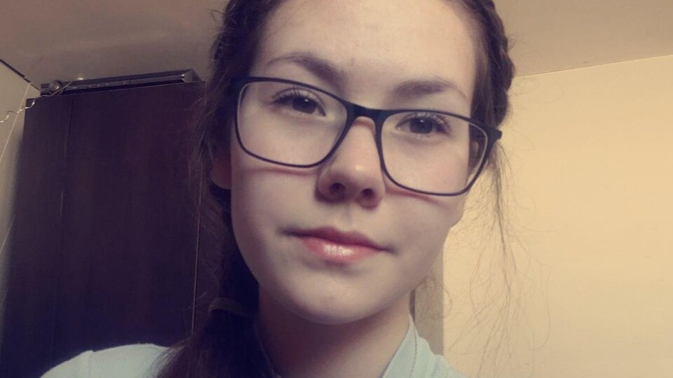 Une jeune femme avec des lunettes.
