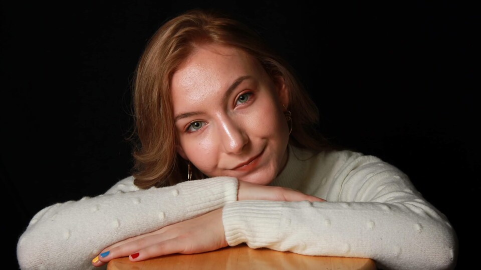 Une jeune femme souriante avec les bras croisés