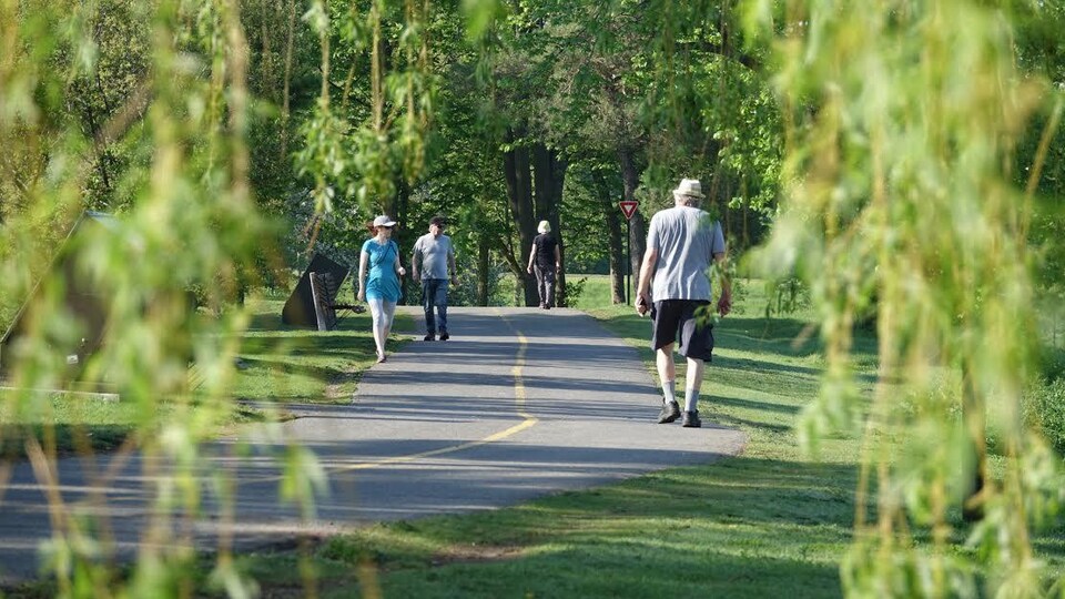 Des personnes se promènent dans un parc.