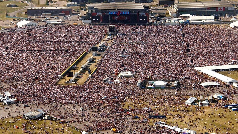 Une photo aérienne de la foule au concert des Rolling Stones à Toronto en 2002.