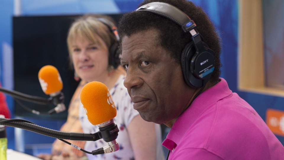 Josée Blanchette, à gauche, et Dany Laferrière, de profil.