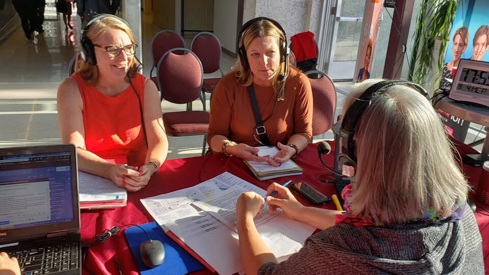 Josée Théberge, dg de l’ACFM et Roxane Gagné, présidente de l’ACFM assises devant Martine Bordeleau, animatrice de l'Actuel