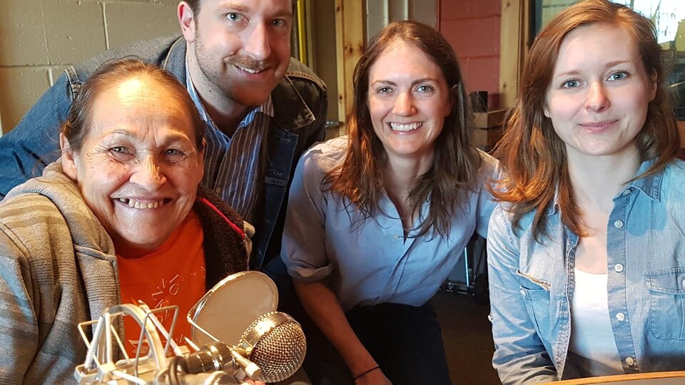 Joséphine Bacon et la productrice Andrée-Anne Frenette en compagnie de l'animateur Guillaume Hubermont et la réalisatrice Bénédicte Filippi de l'émission Boréale 138.