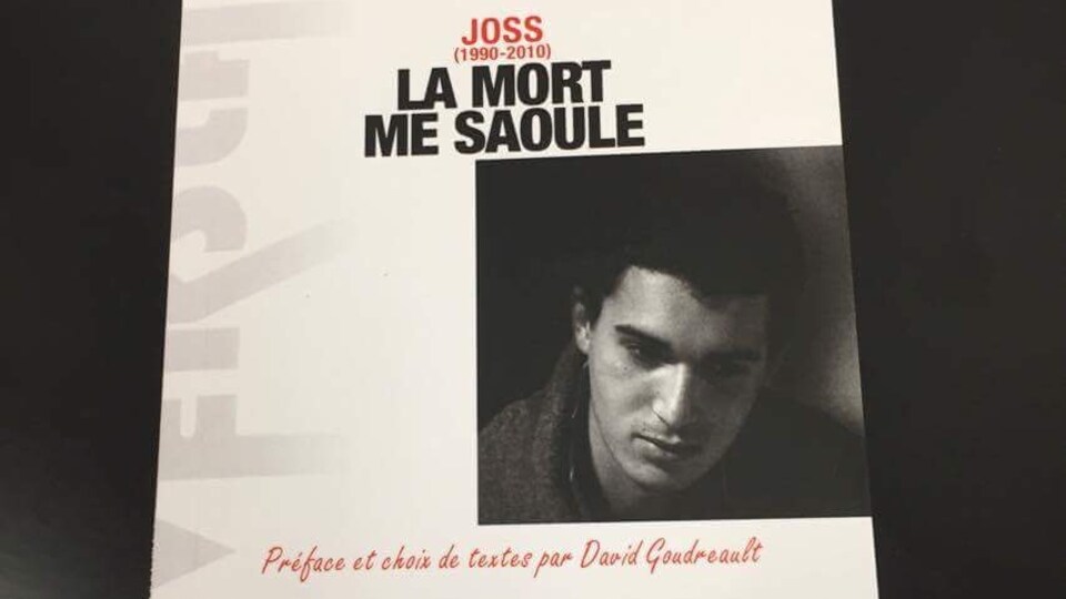 Le recueil de poésie intitulé La mort me saoule de Joss. On y voit la photo de Joss sur la couverture. 