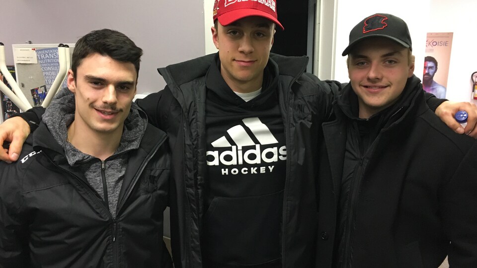 Le défenseur du Drakkar de Baie-Comeau Xavier Bouchard et les attaquants Gabriel Fortier et Nathan Légaré sont de passage dans les studios de Radio-Canada à Baie-Comeau.