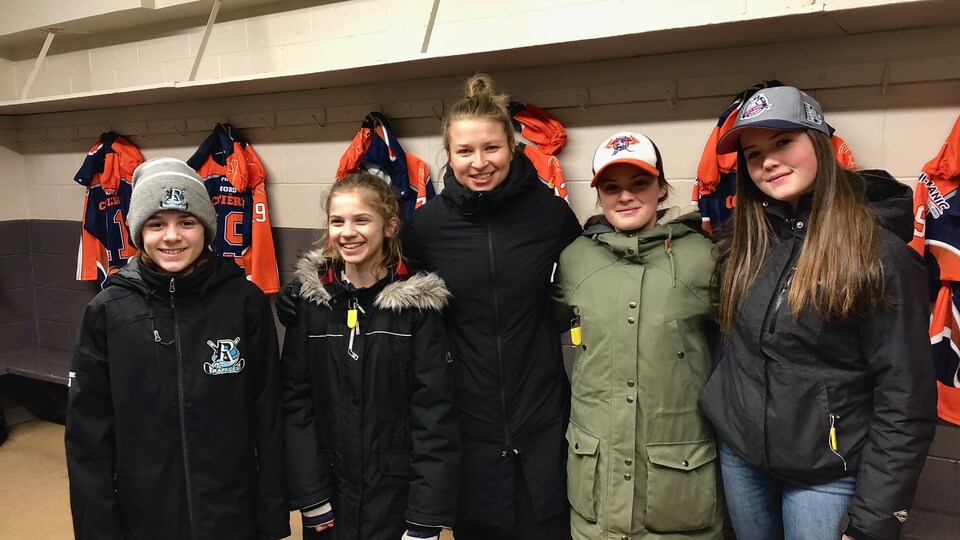 De jeunes hockeyeuses avec la présidente d'honneur du Tournoi Fer-O, Ann-Sophie Bettez.