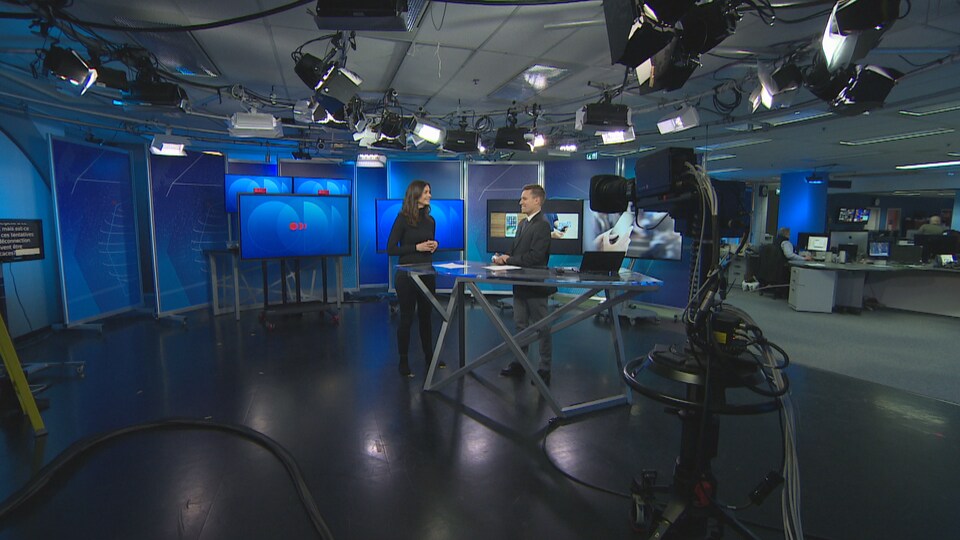 La journaliste Charlotte Mondoux-Fournier et le chef d'antenne Frederic Pepin échangent lors d'un segment au Téléjournal Ontario.