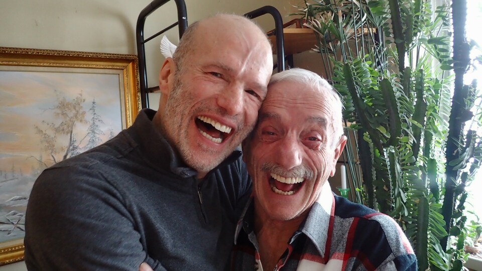 Alain Dorval et Léo David ont été infectés par le VIH au début de la pandémie. Ils posent tout sourire dans l'appartement de Léo.