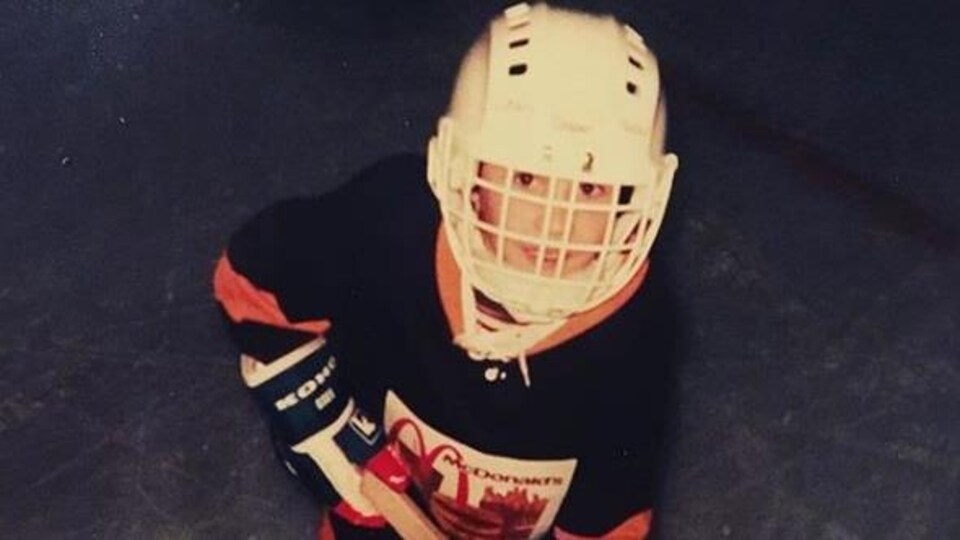 Jean-Philippe Pleau enfant, dans son équipement de hockey.