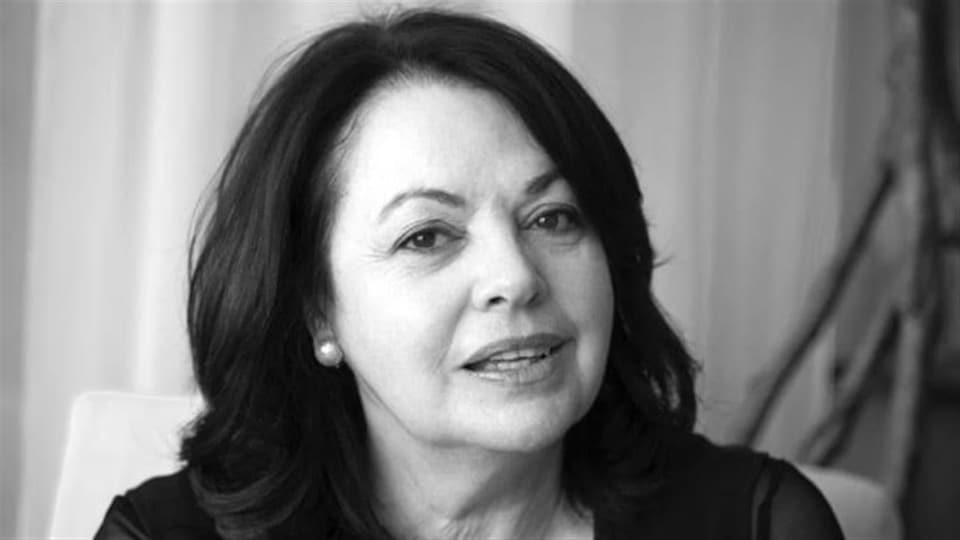 Une photo de Louise Portal en noir et blanc.