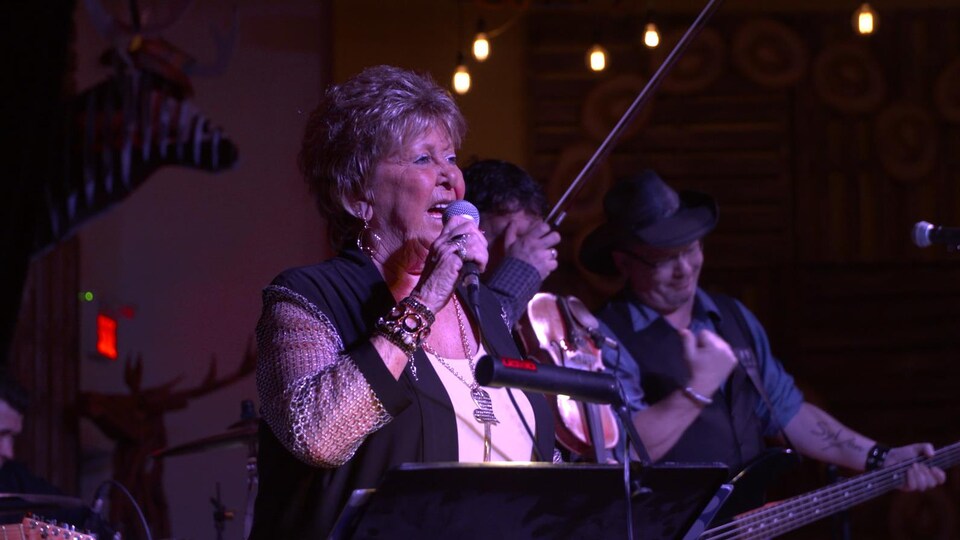 Julie Daraîche qui chante sur scène.