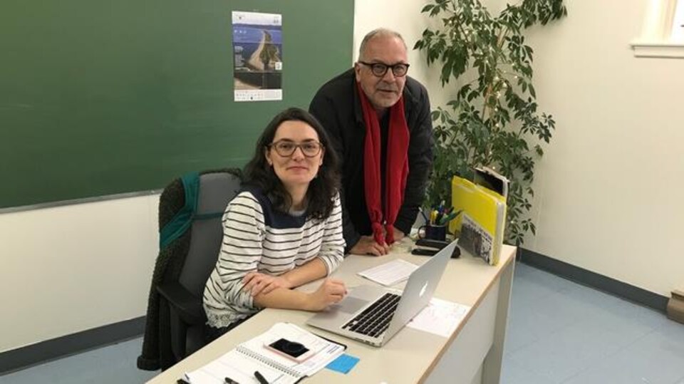 Julie Fournier Lévesque, coordonnatrice et chargée du développement des projets au Bureau satellite de Percé et directrice artistique de la Biennale Barachois In Situ et John Michaud, membre du CA de Vaste et Vague et initiateur de La Biennale Barachois In Situ.