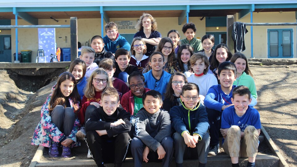 La classe de 6e année de Julie Lavallée dans la cour d'école