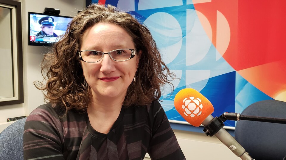 Julie Morin face à la caméra en studio