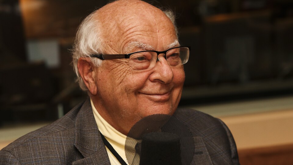 il esquisse un sourire